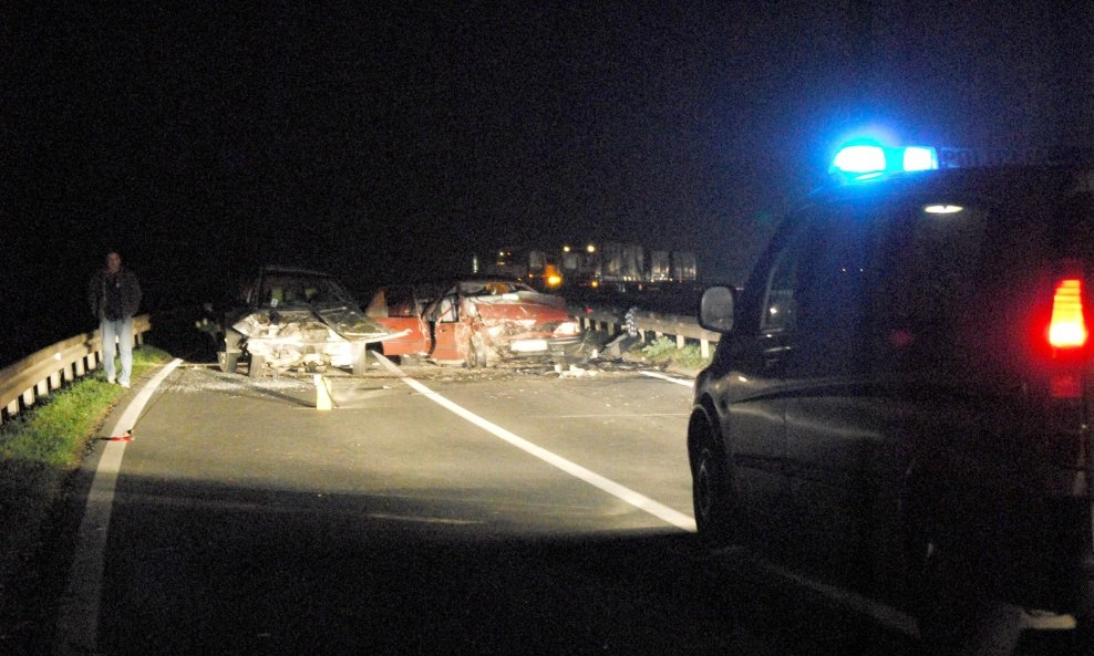 Užas u Vinkovcima: Zabio se autom u betonsku ogradu kako bi ubio ženu!?